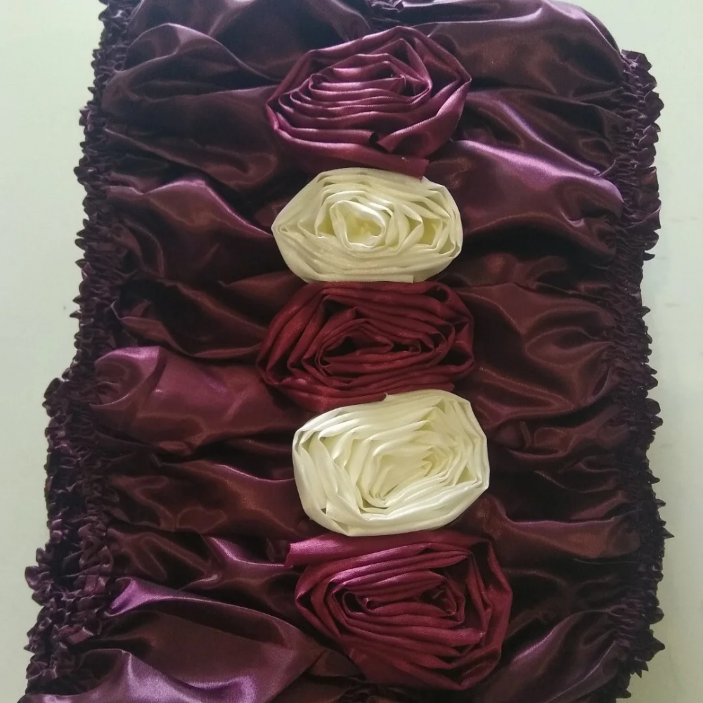 Обивка на гроб атласная с розами в ассортименте