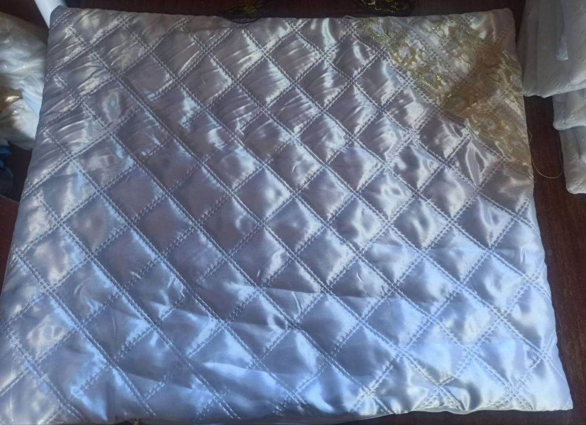 Наволочка атласная стеганая на синтепоне (уголок)