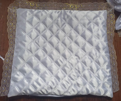 Наволочка атласная стеганая на синтепоне (кружево)