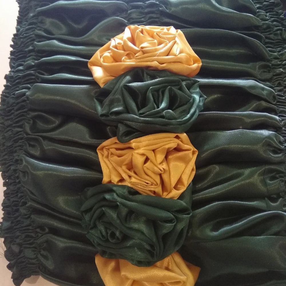 Обивка на гроб атласная с розами в ассортименте