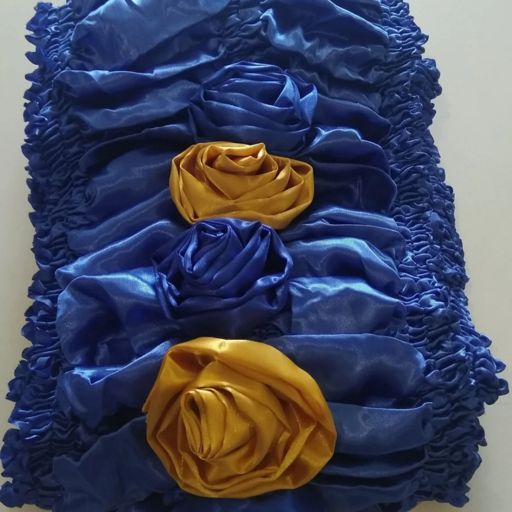 Обивка на гроб атласная с розами в ассортименте